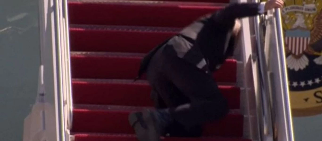 Σωριάστηκε τρεις φορές ο Τ.Μπάιντεν στη σκάλα του Air Force Οne! - Διεθνής ανησυχία για την κατάστασή του (βίντεο)